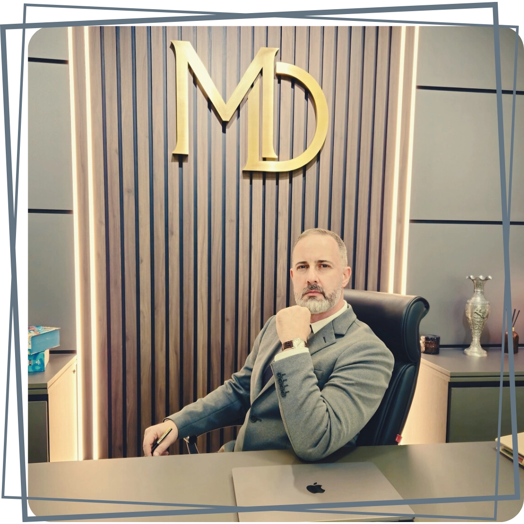 Dr. Marcos Mallarmi em escritório moderno e elegante.